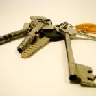 Przedsiębiorstwo 73 wizerunek CENTRUM BADTKE, DORABIANIE KLUCZY, AWARYJNE OTWIERANIE, GRAWEROWANIE, PIECZĄTKI, OSTRZENIE. Zamki, Klamki w Inowrocław KP