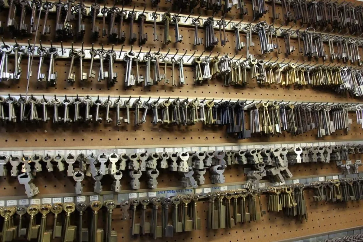 Przedsiębiorstwo 1 wizerunek CHRUST DORABIANE KLUCZY,AWARYJNE OTWIERANIE SAMOCHODU,KODOWANIE PILOTÓW,WYMIANA DRZWI