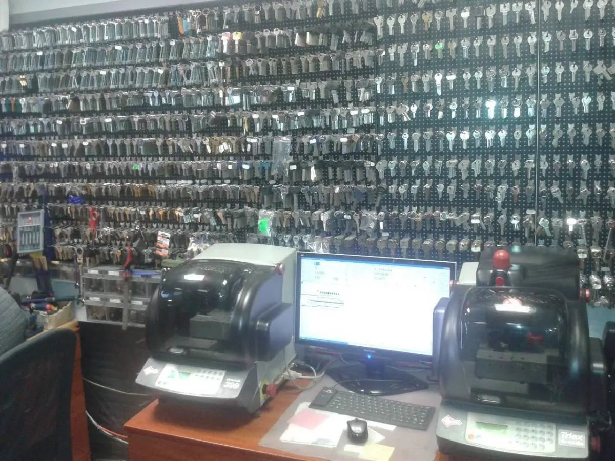 Przedsiębiorstwo 14 wizerunek CHRUST DORABIANE KLUCZY,AWARYJNE OTWIERANIE SAMOCHODU,KODOWANIE PILOTÓW,WYMIANA DRZWI