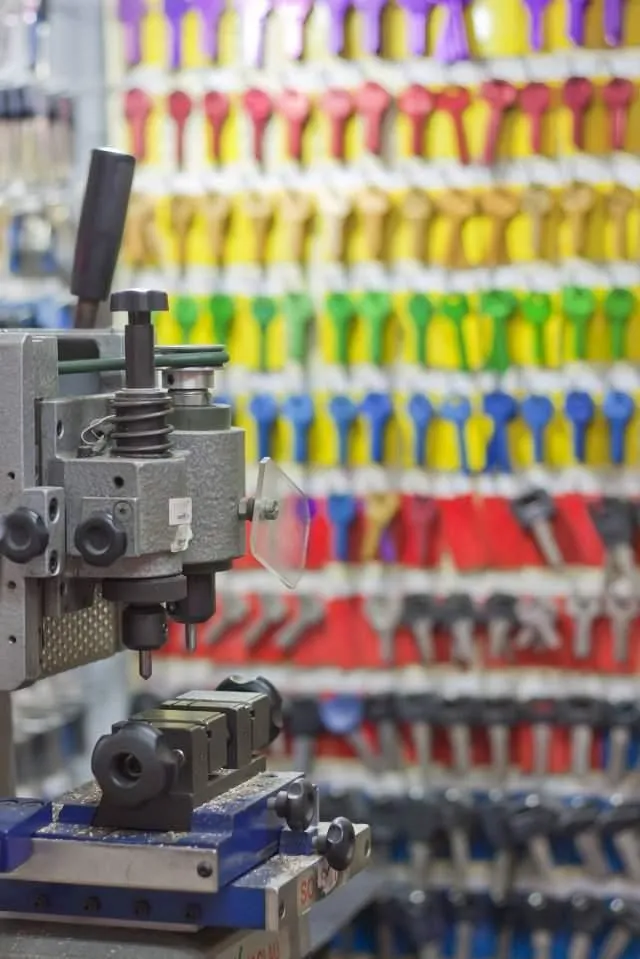 Przedsiębiorstwo 19 wizerunek CHRUST DORABIANE KLUCZY,AWARYJNE OTWIERANIE SAMOCHODU,KODOWANIE PILOTÓW,WYMIANA DRZWI